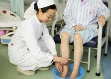 优质护理服务—为患者洗脚